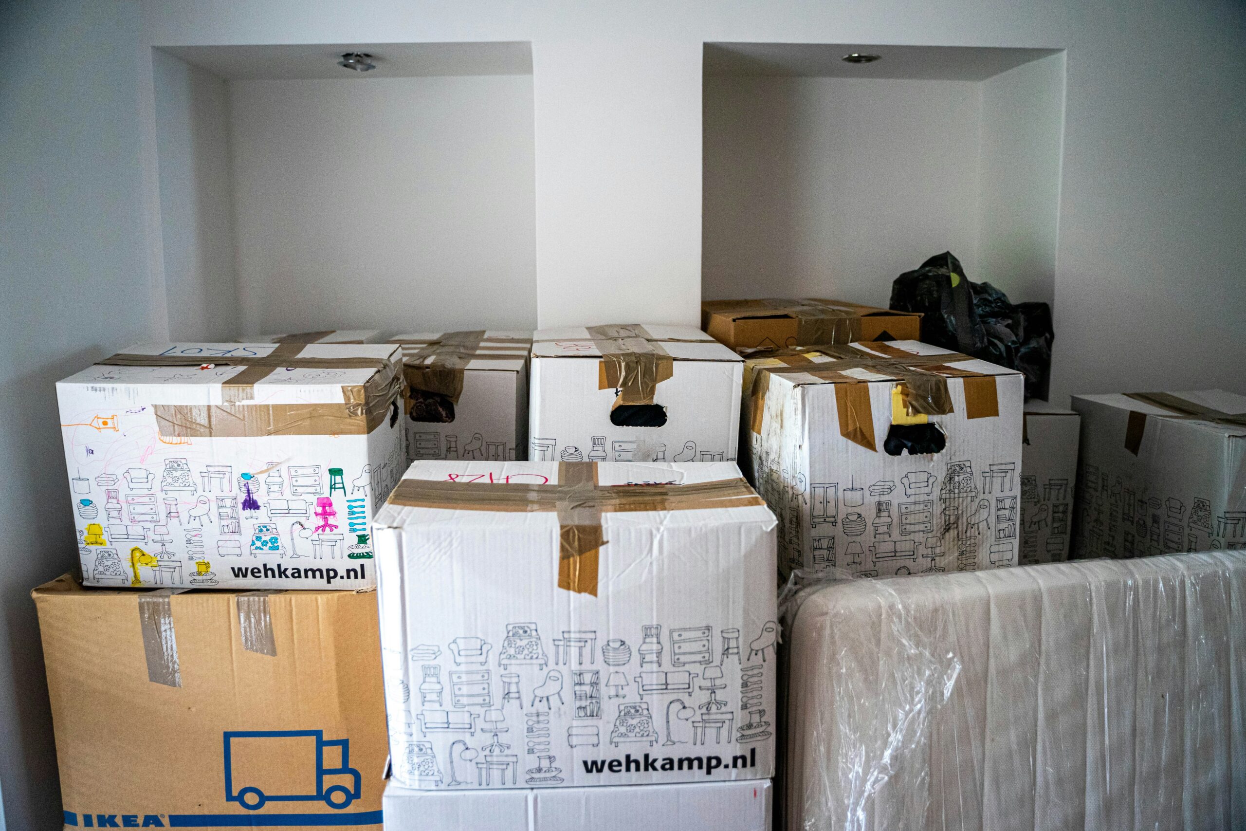 moving house packing boxes